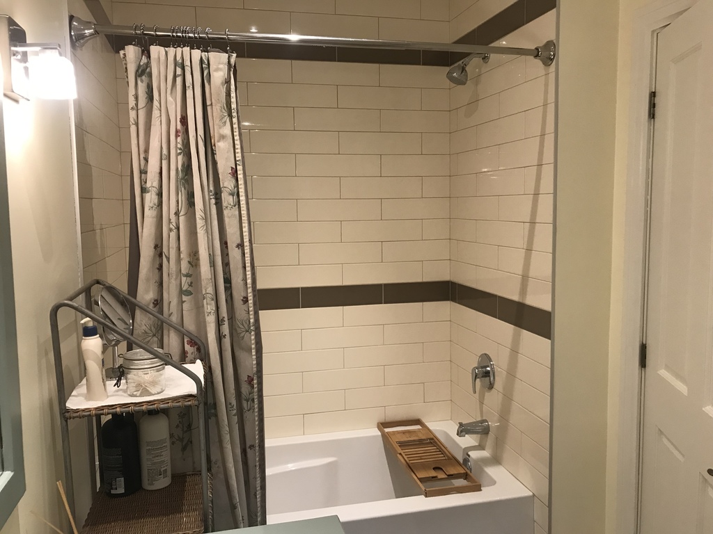 Salle de bain en bas/ downstairs bathroom