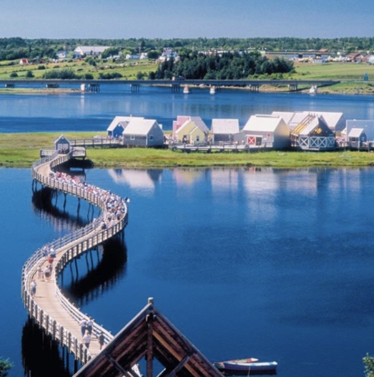 différents sentiers, différentes destinations. le village thématique de la Sagouine