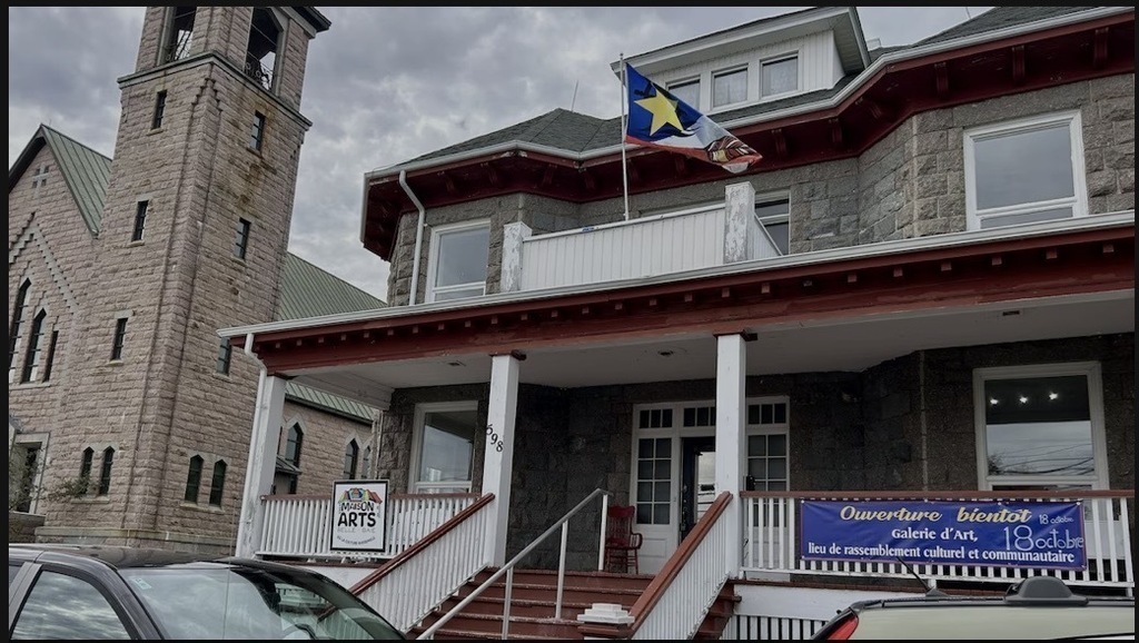 presbytère du village reconfiguré en galerie d’arts