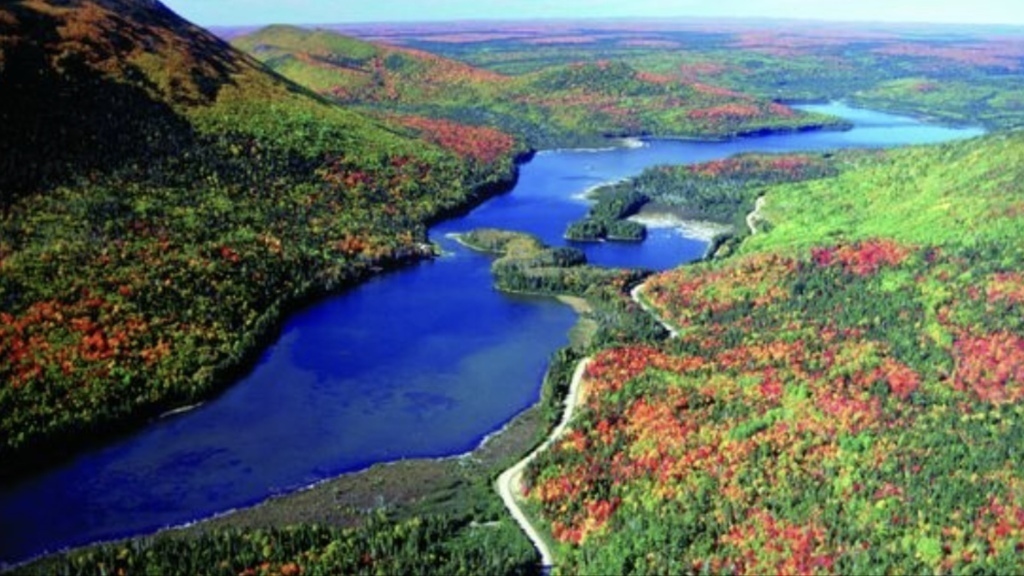 de nombreuses randonnées pédestres, en vélo et en canoë.