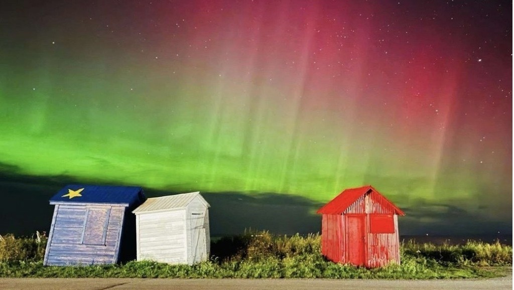 la chasse aux aurores boréales à l’automne. photo au quai du village