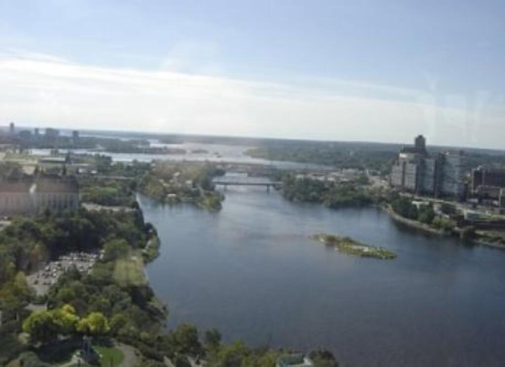 The Ottawa River that runs between Ontario & Quebec /La rivière des Outaouais qui relie l'Ontario et du Québec