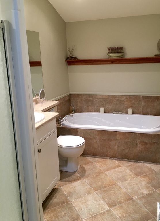 ensuite bathroom/salle de bain