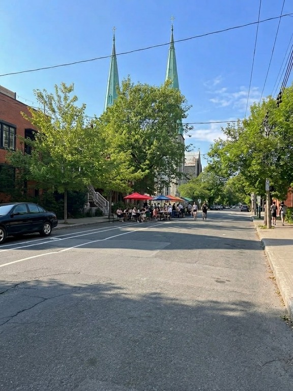 Notre rue avec ses nombreux restaurants et commerces