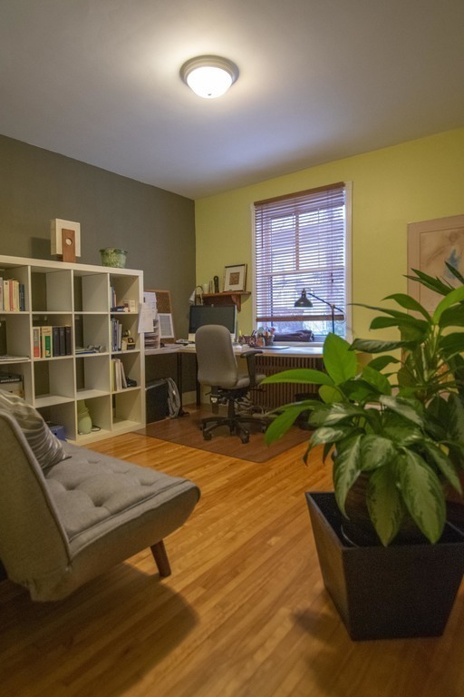 Bureau (avec lit d'appoint simple) / Home office (with single bed-couch)