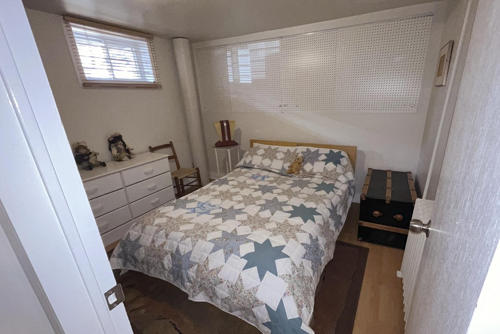 2nd room in basement - 2e chambre au sous-sol