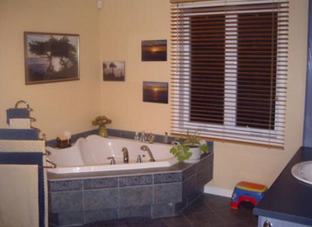 Salle de bain complète à l'étage (bain et douche)