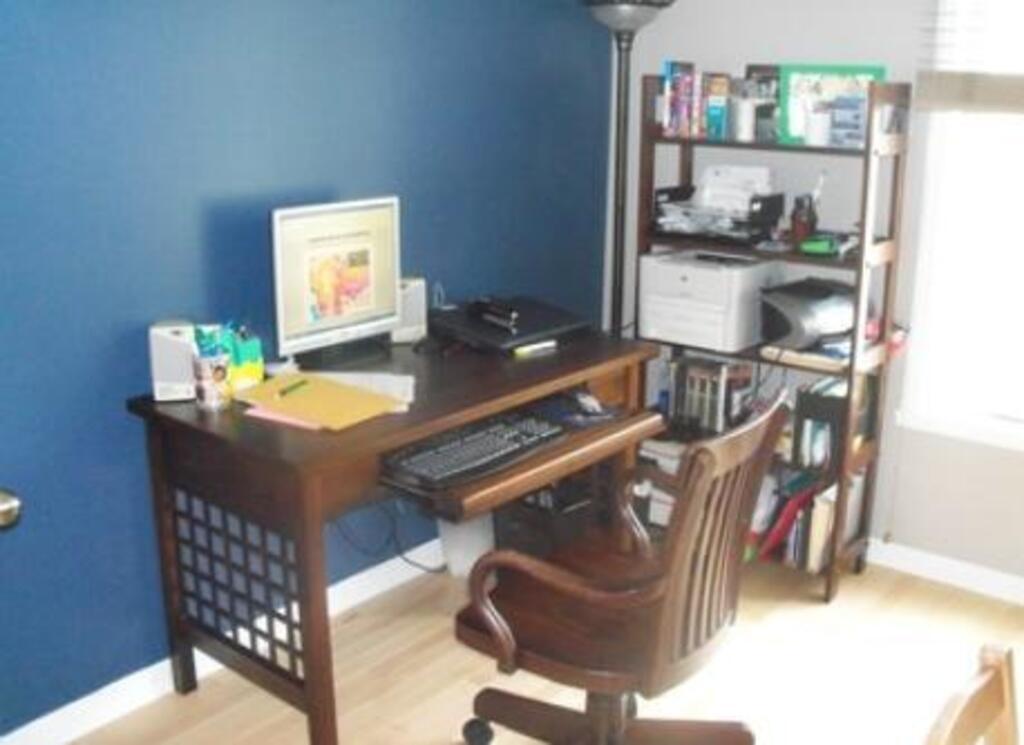 Bureau dans la salle familiale