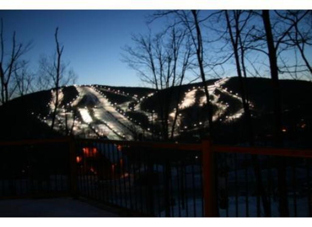 La montagne  de ski éclairée