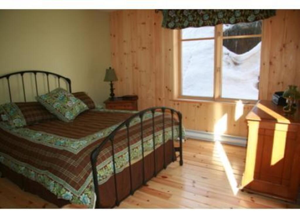 Chambre à coucher principale avec grand lit