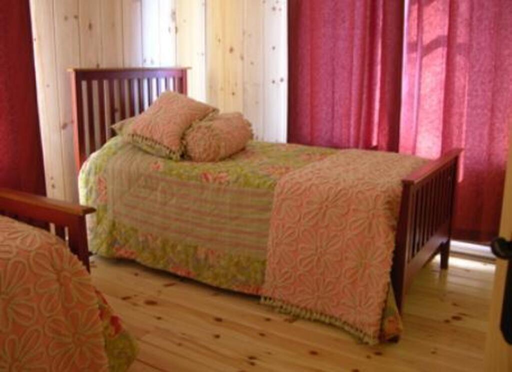 Chambre à coucher avec deux lits simples