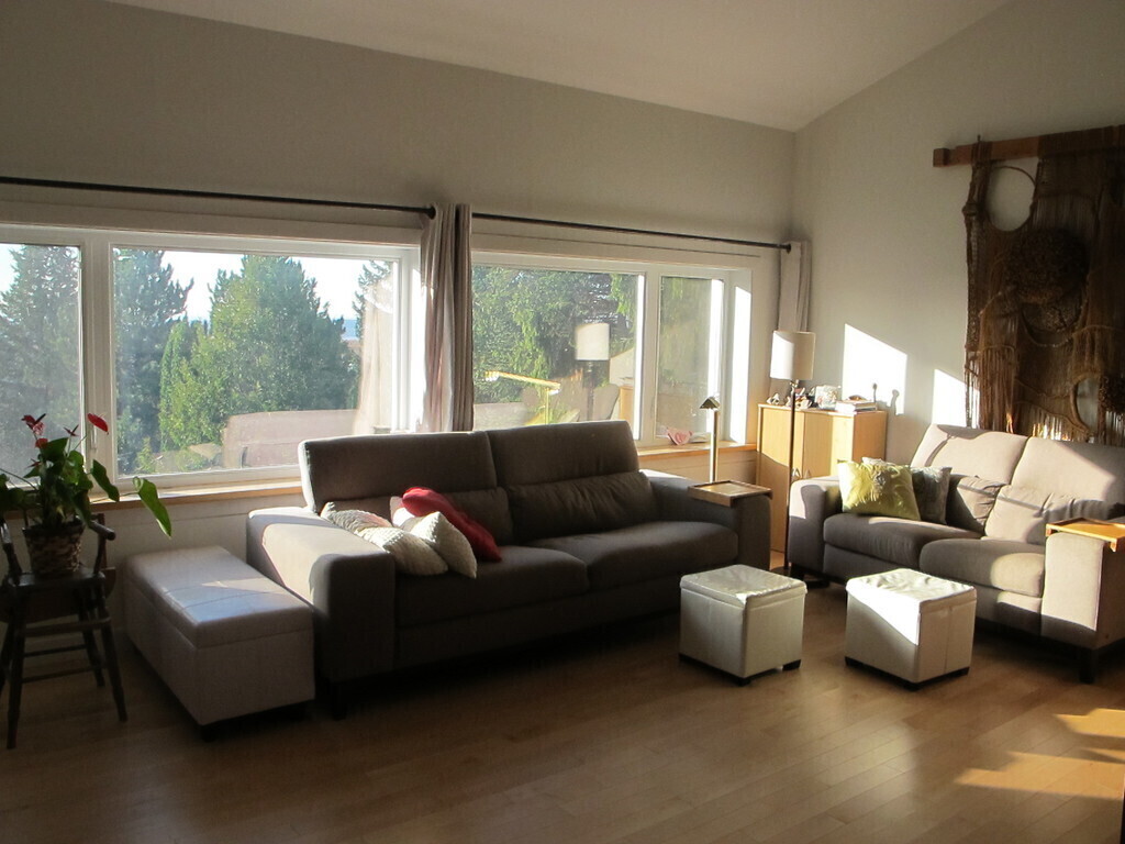 Salon bien éclairé. Well lighted living room. Gut beleuchtetes Wohnzimmer