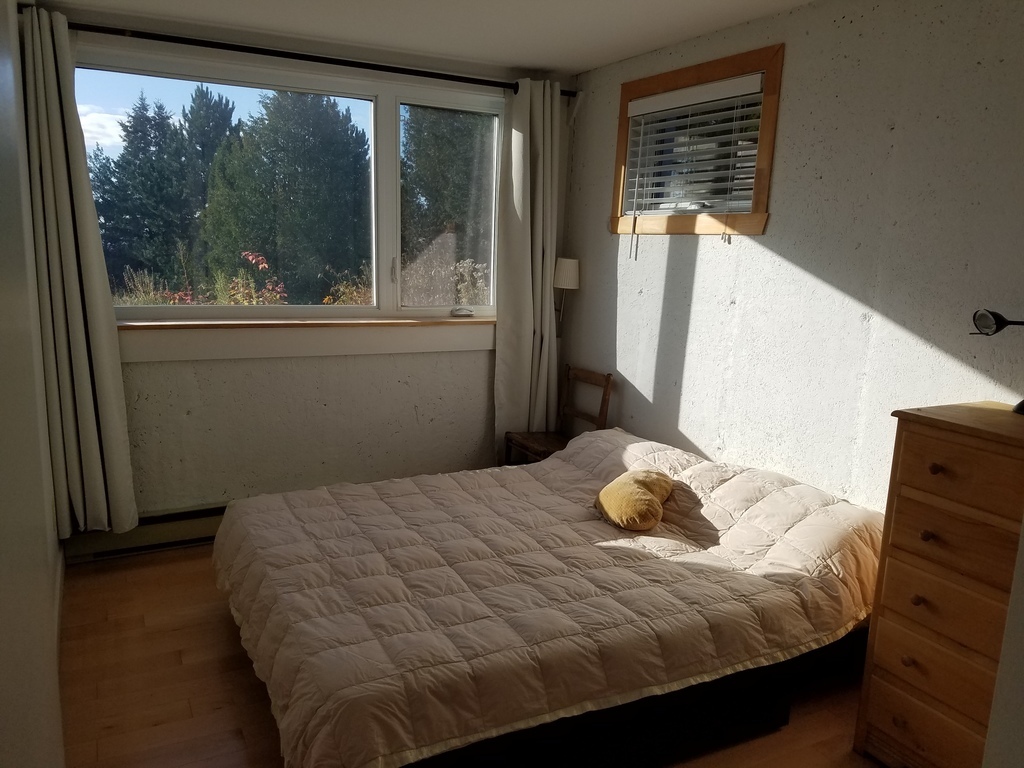 Une des trois chambres à coucher. Main bedroom. Schlafzimmer.