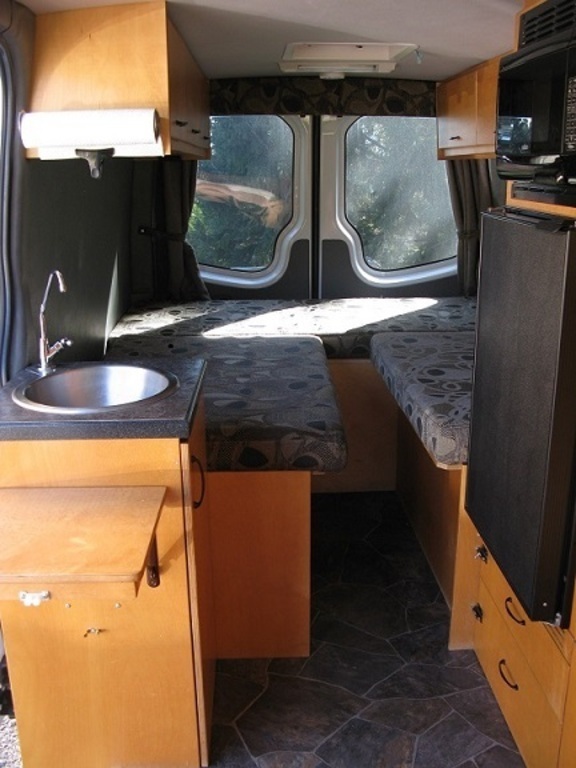 Chambre à coucher très sombre le matin. Very dark bedroom in the morning. Schlafzimmer sehr dunkel am Morgen.