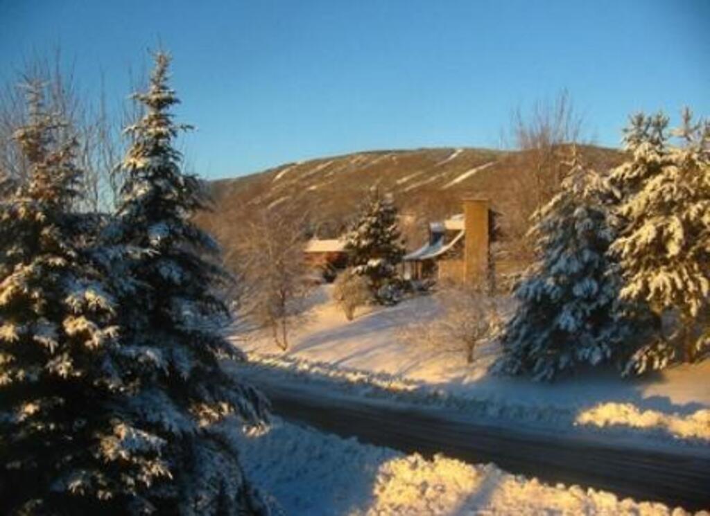 Vue vers le Mont Ste-Anne au Nord-Ouest durant l'hiver.