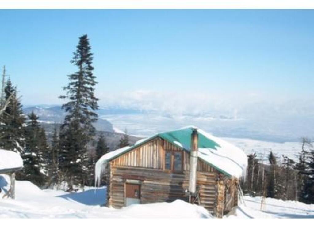 Refuge Liguori et le fleuve St-St-Laurent. Liguori camp and the St-Lawrence River.