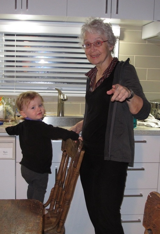 Petite-fille aidant grand-maman. Granddaughter helping grandmother. Die Enkelin hilft Oma.