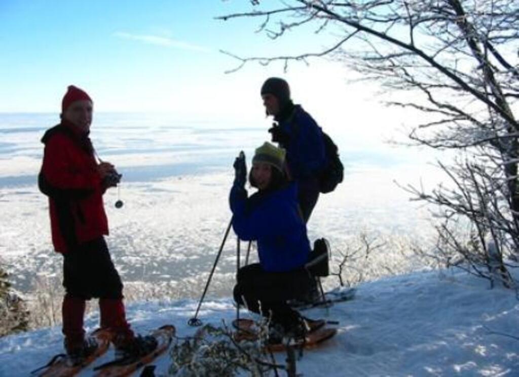 Randonnée en raquette avec vue sur le Fleuve St-Laurent.