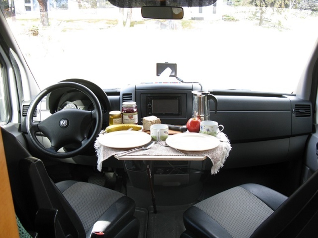 Petite salle à dîner et vue panoramique. Small dining room and panoramic view. Kleiner Speisesaal und Panoramablick.