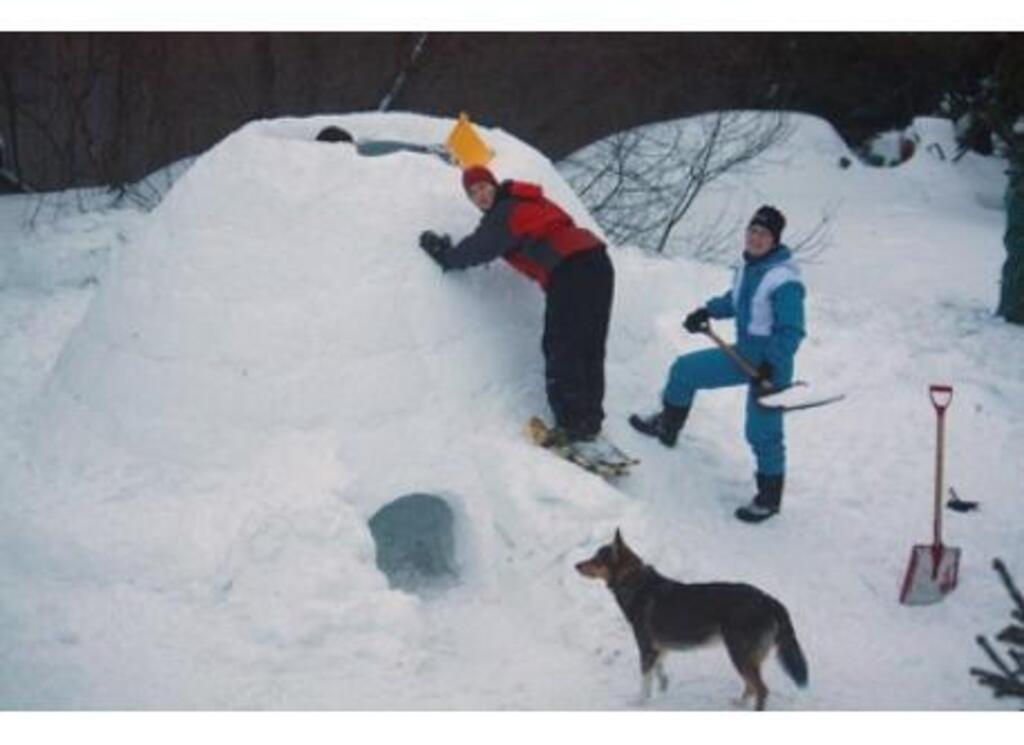 Nous fabriquons un igloo presque chaque hiver. Aucun problème à y coucher avec nos duvets d'hiver. Nice to sleep in our igloo.
