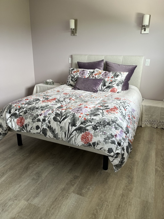 Main bedroom with Queen bed