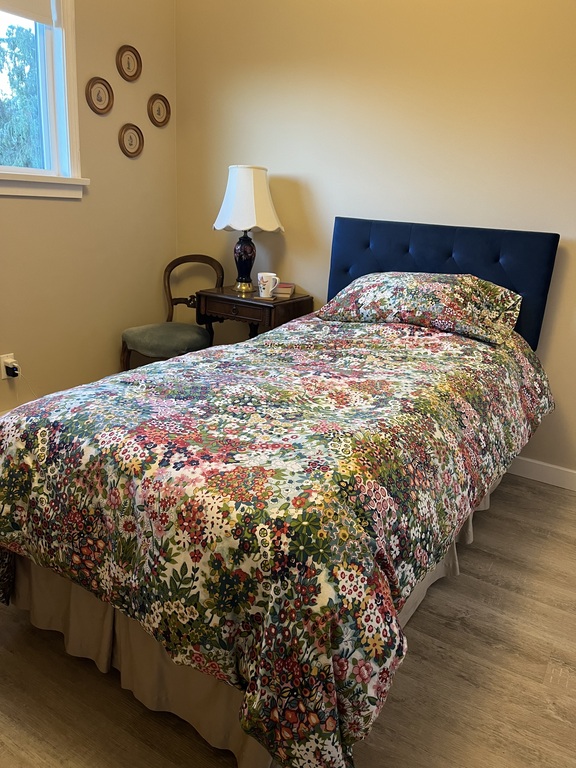 Bedroom with single bed