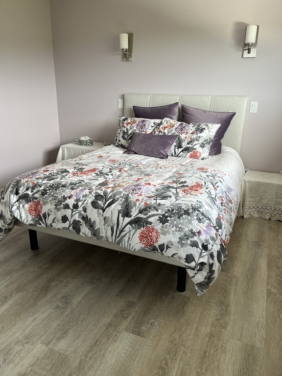 Main bedroom with Queen bed