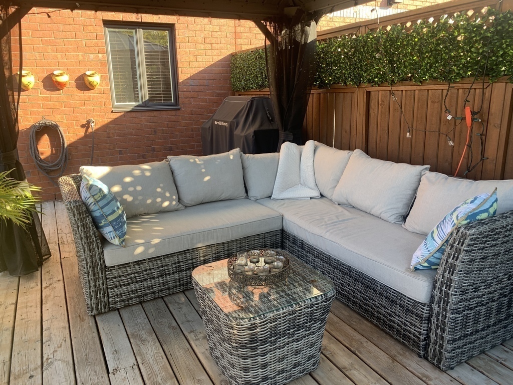 Pour relaxer à l’extérieur, un divan des plus confortable ou pour y prendre l’apéro.