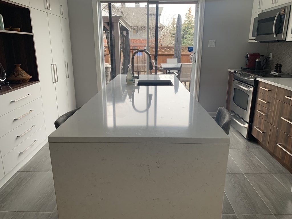 Grand comptoir avec tabouret pour deux personnes