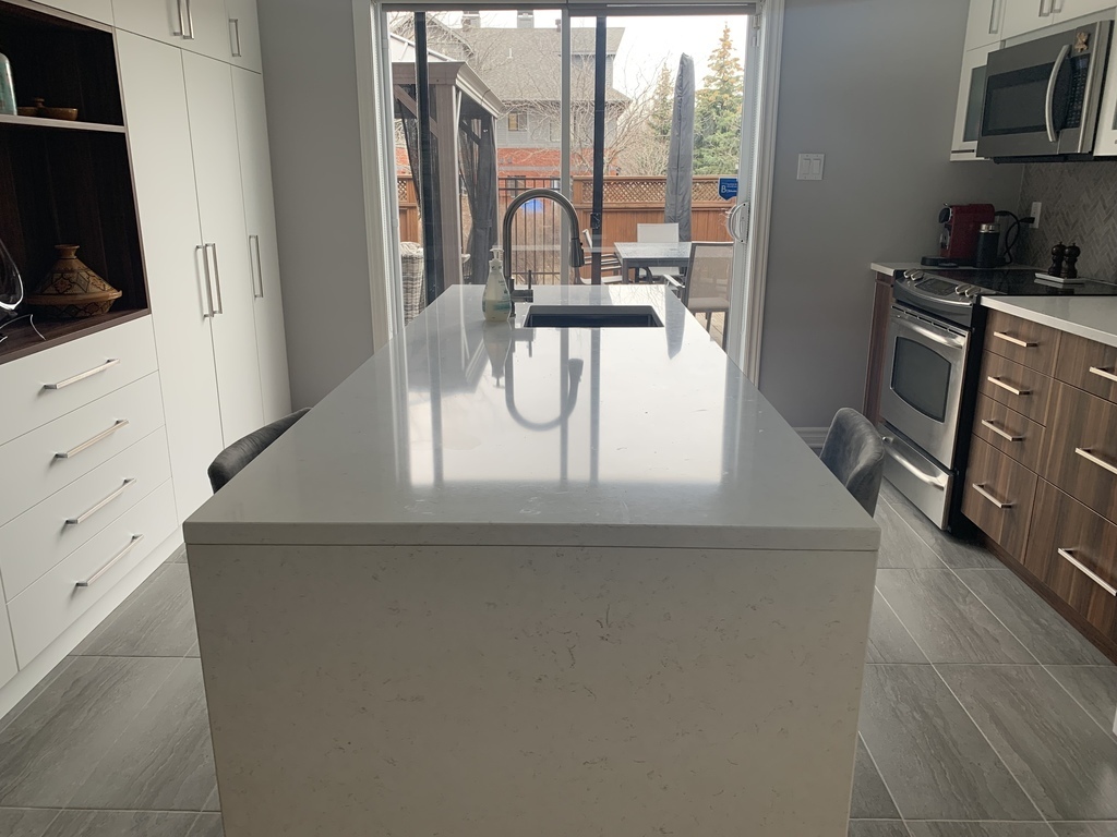 Grand comptoir avec tabouret pour deux personnes