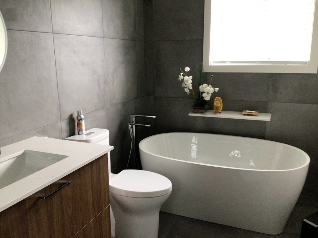 Salle de bain principale avec bain et douche de verre séparés