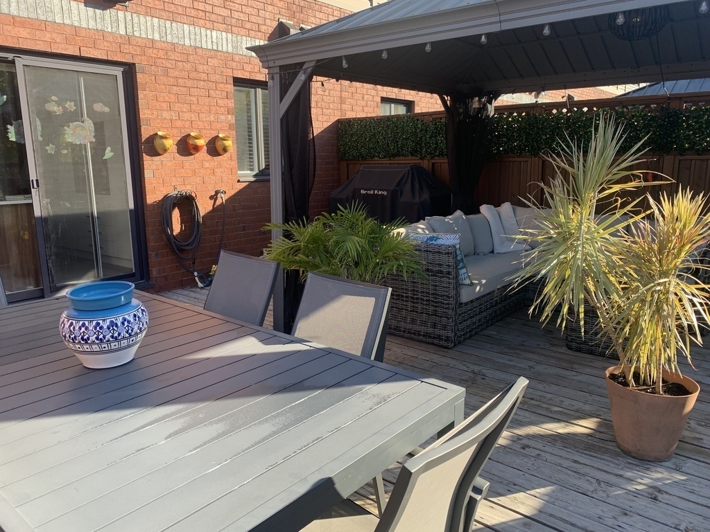 La terrasse extérieure avec  fauteuils, gazebo, table à manger juste pour vous.
