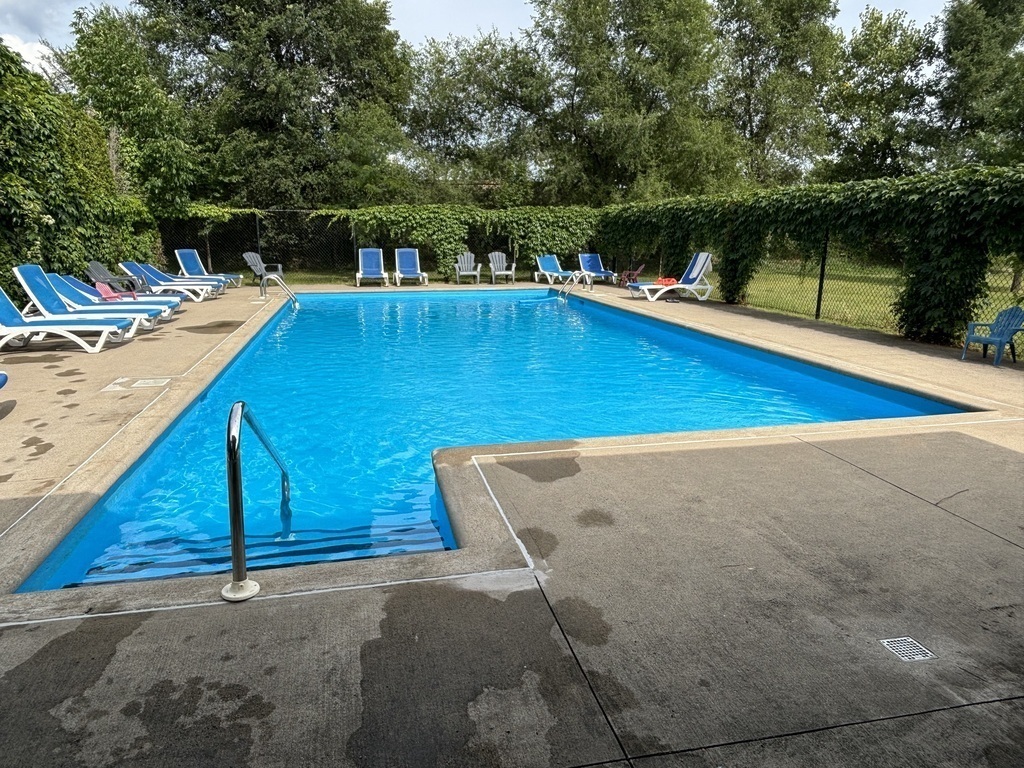 Piscine communautaire partagée uniquement par les autres propriétaires, ouverte durant la saison estivale