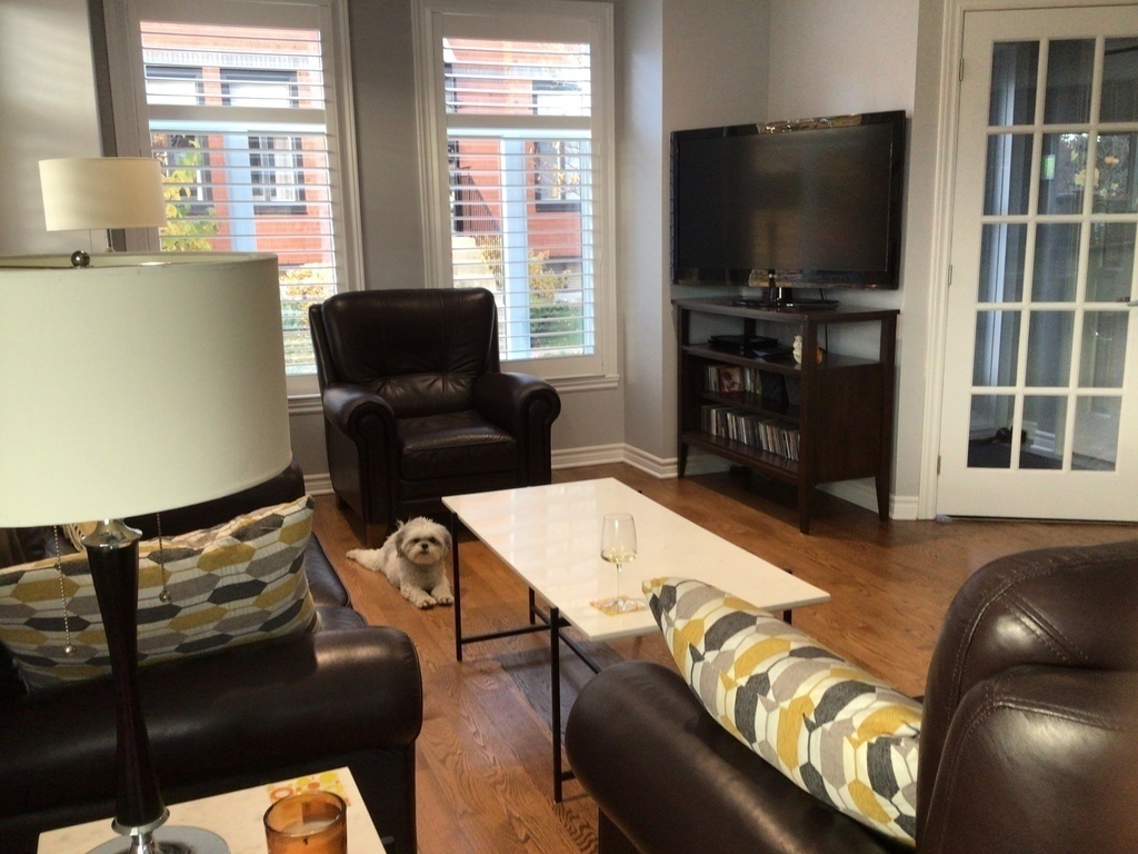 Le salon et la TV au rez-de-chaussée 