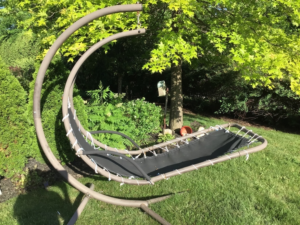 Balançoire au jardin pour le repos et plaisir