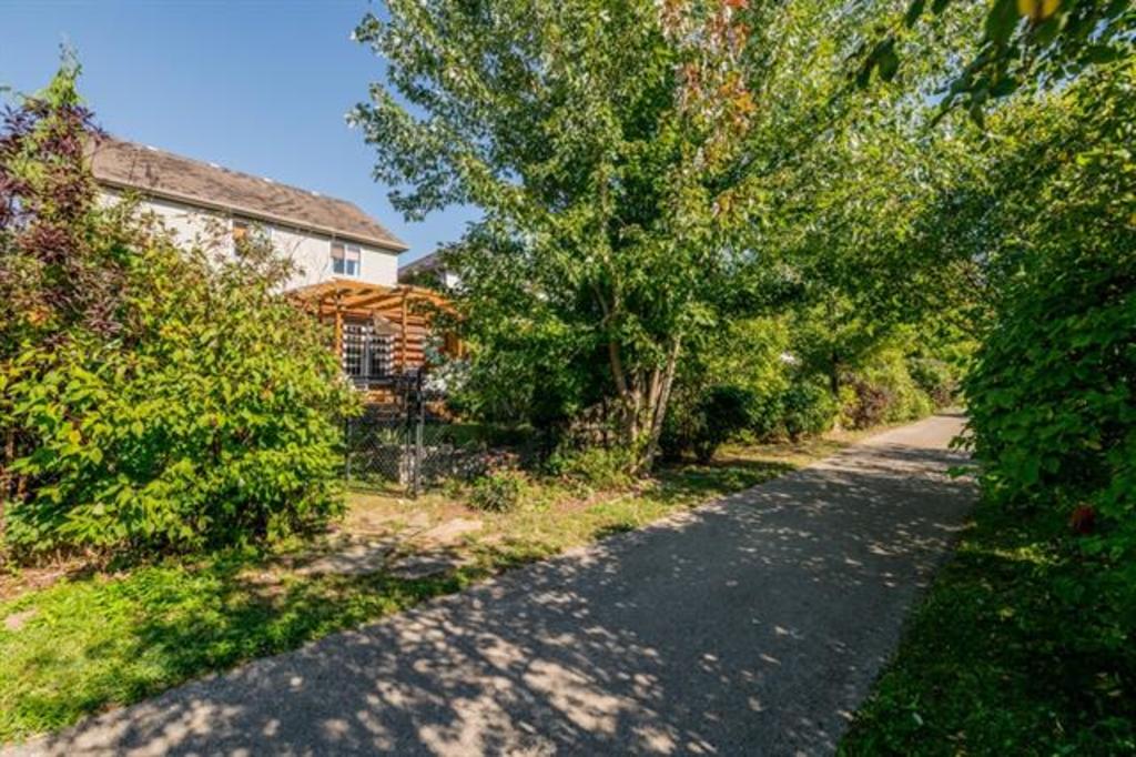 8 kms of walking trails behind house. Great for walking, jogging and bike riding!