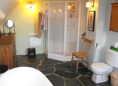 Salle de bain principale, à l'étage.