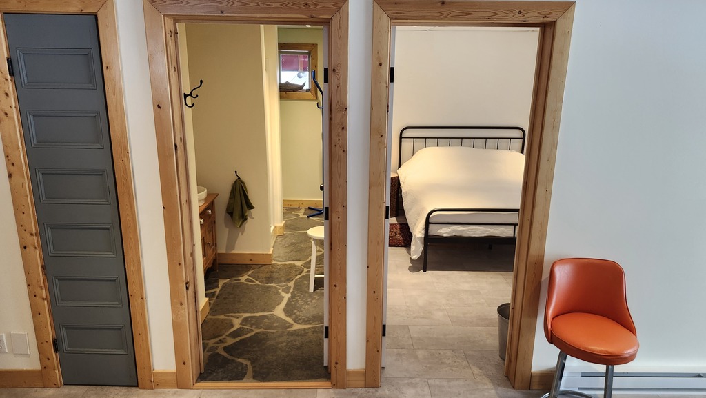 Chambre d'invités avec salle de bain complète juste à côté. 