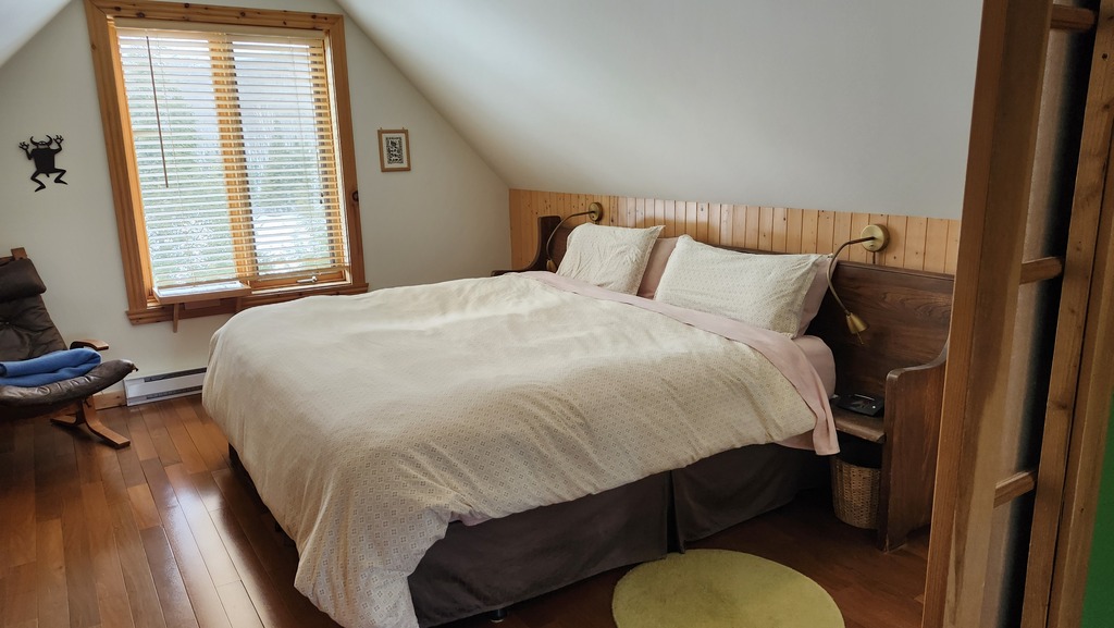 Chambre des maîtres, à l'étage. Lit king.