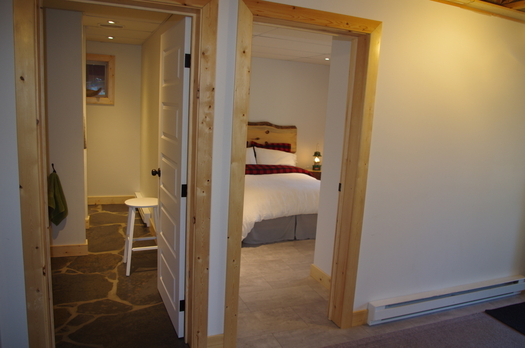 Salle de bain et chambre du sous-sol.