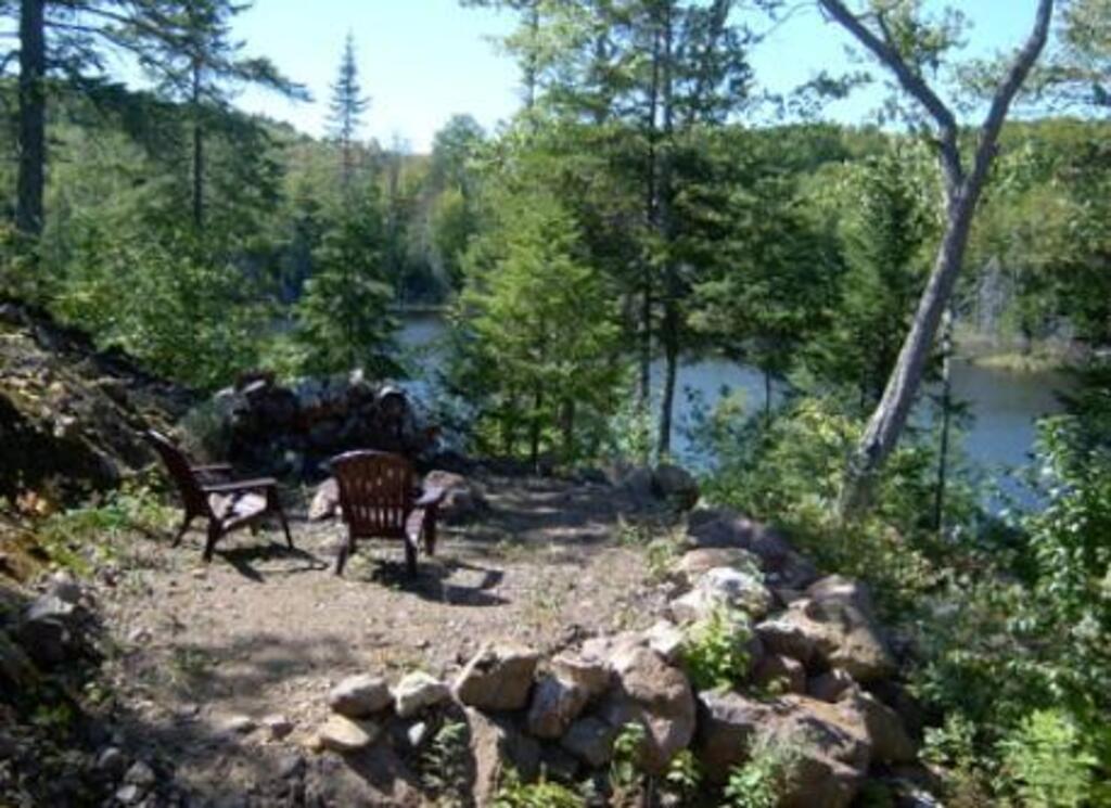 Aire de feu, face au lac. Bois à profusion!