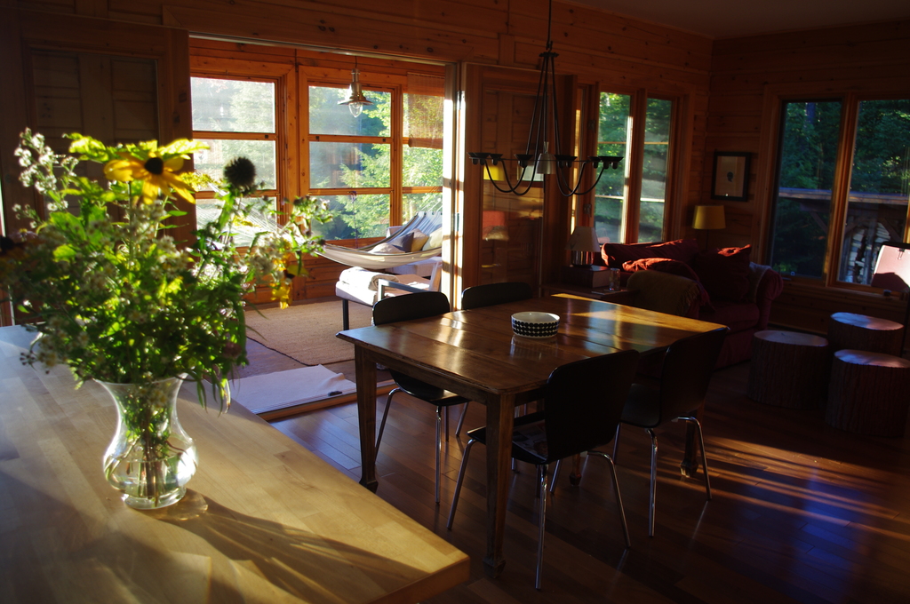 Véranda-moustiquaire accessible par des portes-jardin.