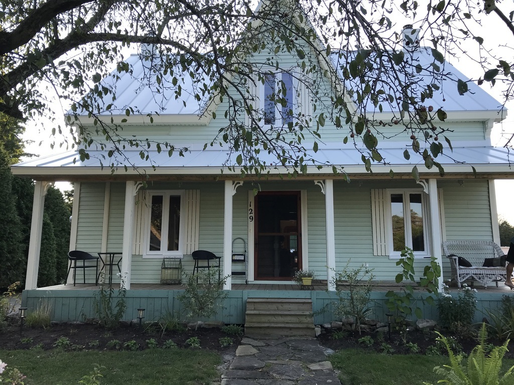 Façade sur rue principale du village près de l’eglise et parc ecole