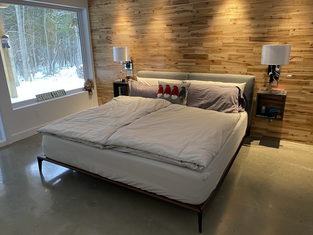 Master bedroom - king - with walkout to deck & pool