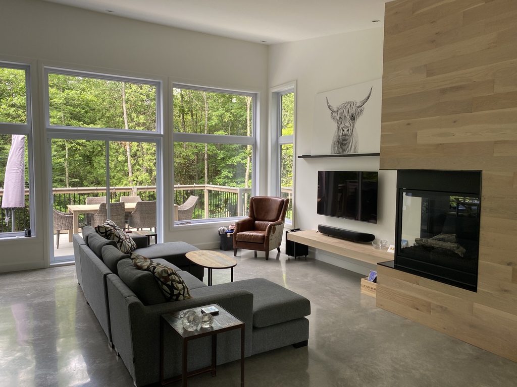 Living room (gas fireplace) with walkout to upper deck