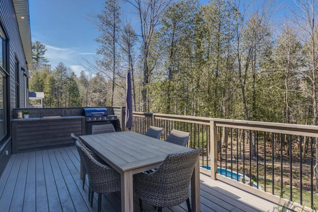 Upper deck with new barbecue and dining area