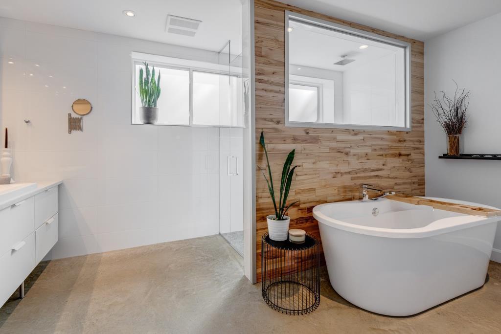 Downstairs main bathroom with double sinks, double shower & large tub