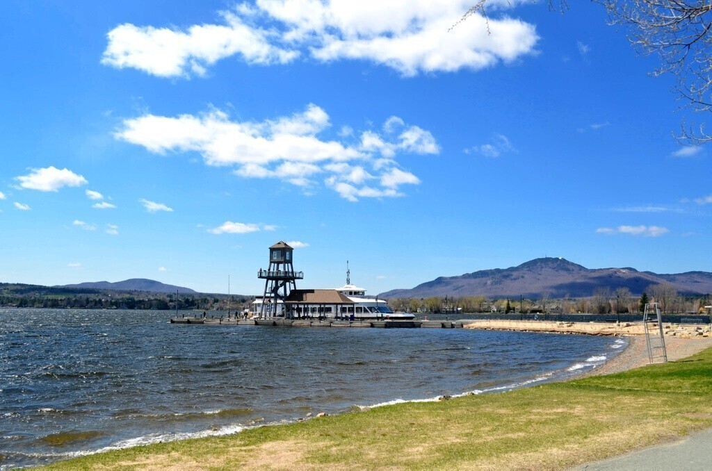 Magog waterfront: beaches, walking and bike paths, picnic areas, cruise