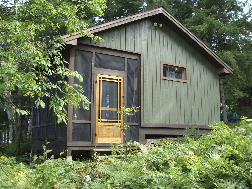 Sleeping cabin by the lake, sleeps 3 double bed, twin bed, swinging couch on porch