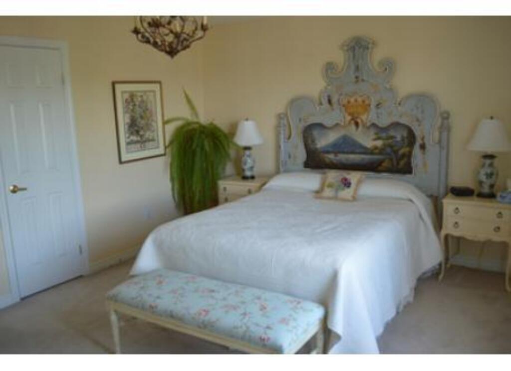 Guest bedroom, Queen size bed.